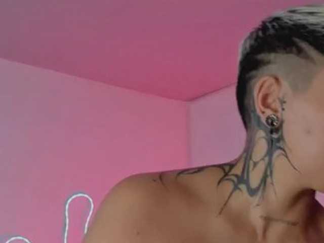 Aleja1214 live cam on BongaCams
