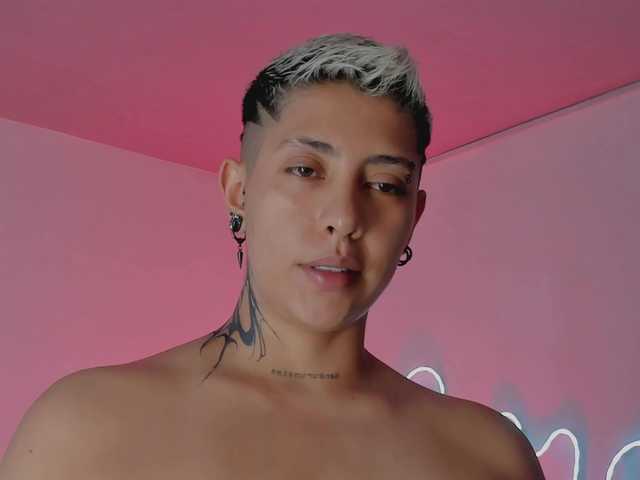 Aleja1214 live cam on BongaCams