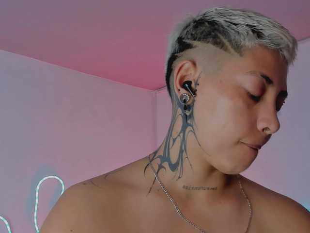 Aleja1214 live cam on BongaCams