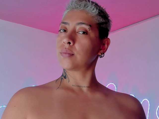Aleja1214 live cam on BongaCams
