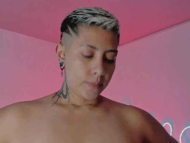 Aleja1214 live cam on BongaCams