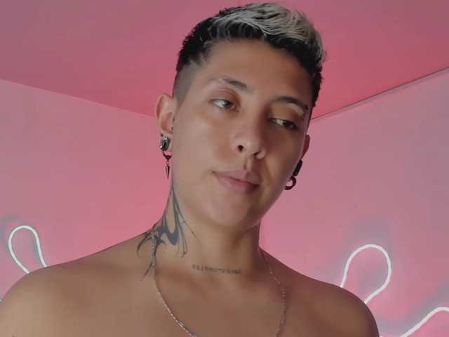 Aleja1214 live cam on BongaCams