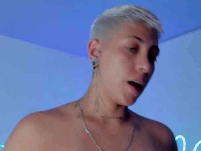 Aleja1214 webcam