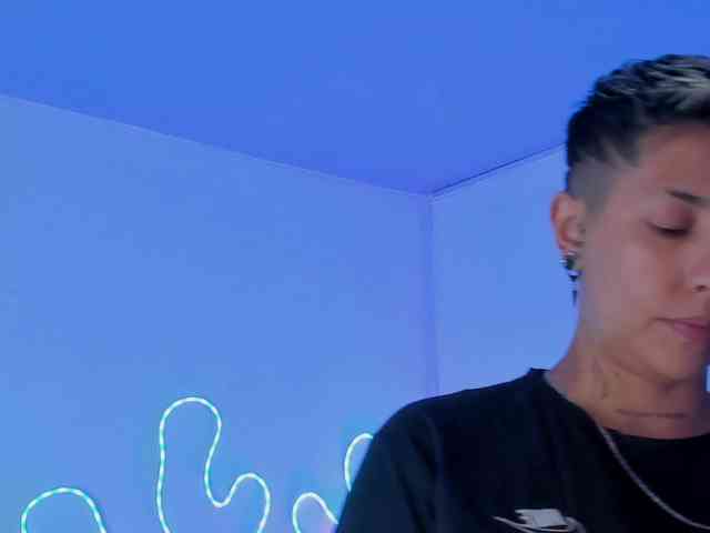 Aleja1214 webcam