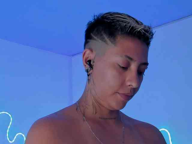 Aleja1214 webcam