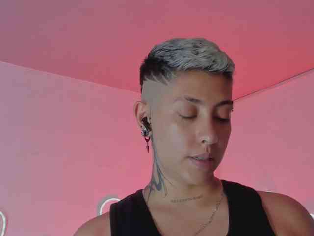 Aleja1214 webcam
