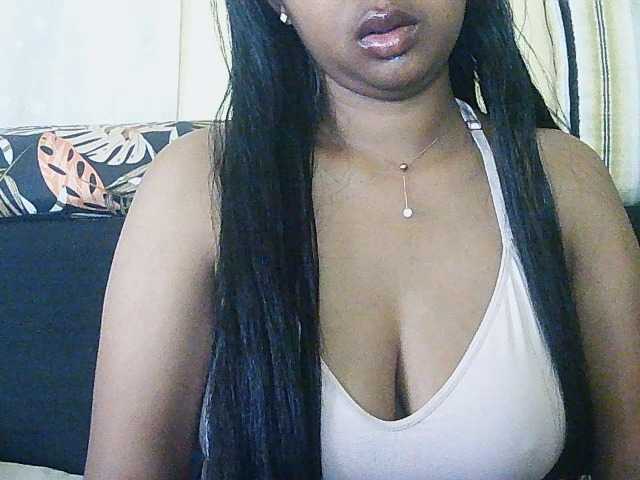 Queenihot live cam on BongaCams