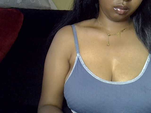 Queenihot live cam on BongaCams
