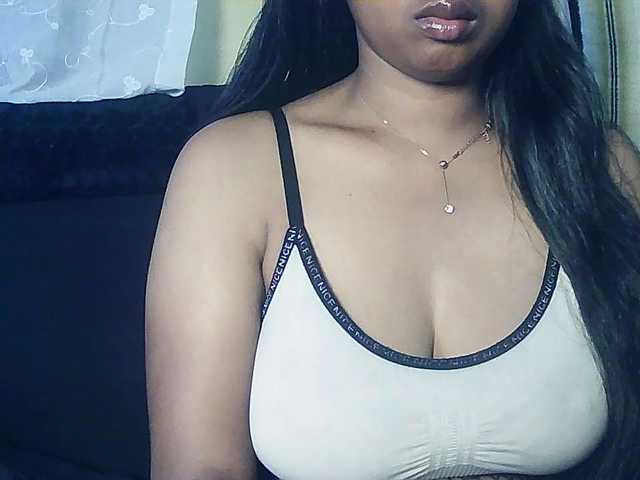 Queenihot live cam on BongaCams