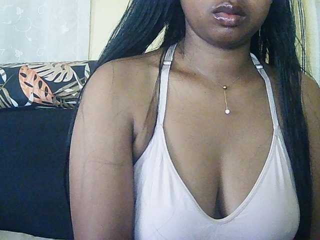 Queenihot live cam on BongaCams