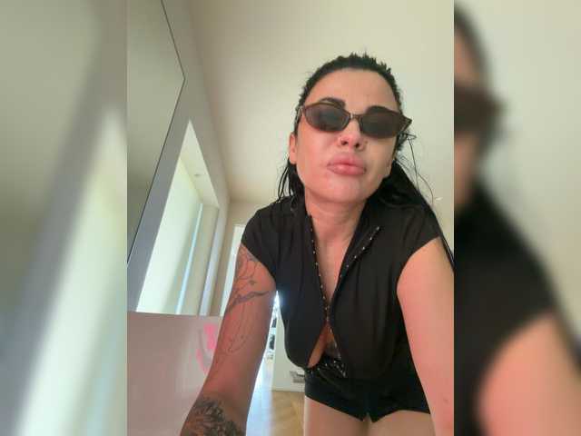 Nikanika27 live cam on BongaCams