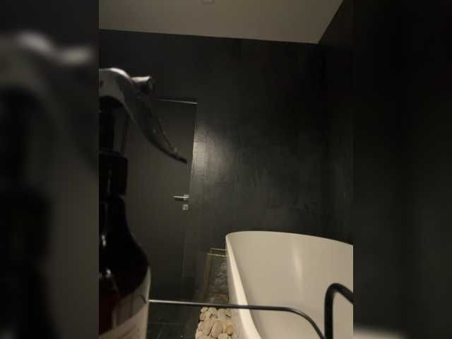 Nikanika27 live cam on BongaCams