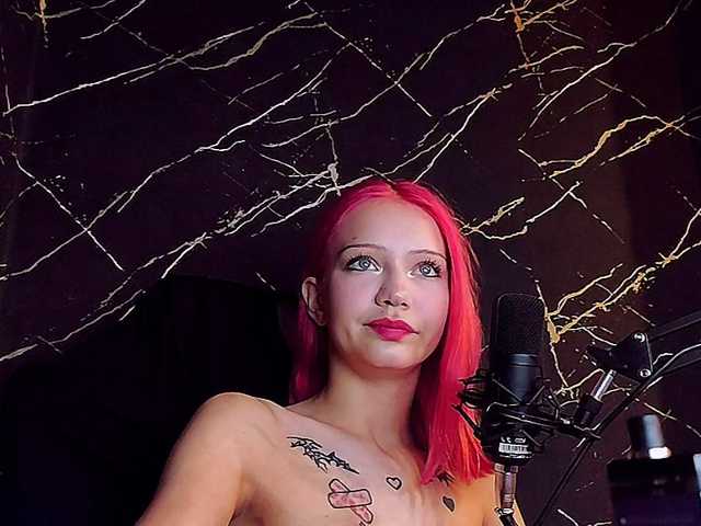 Molodaya live cam on BongaCams