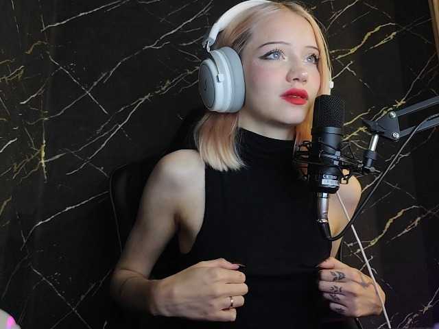 Molodaya live cam on BongaCams