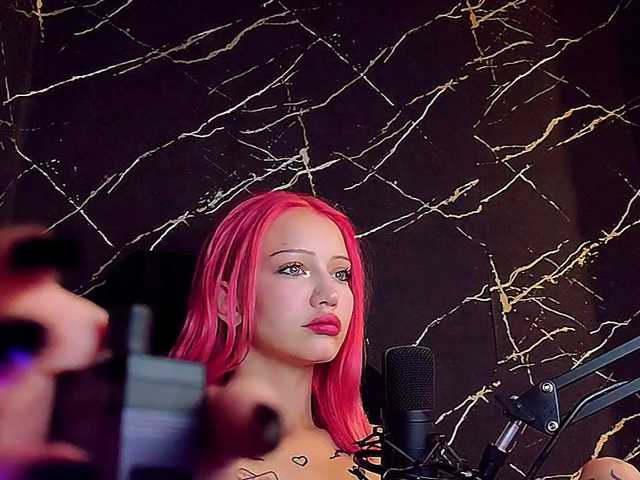 Molodaya live cam on BongaCams