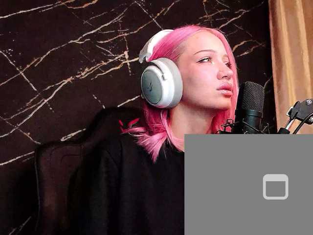 Molodaya live cam on BongaCams
