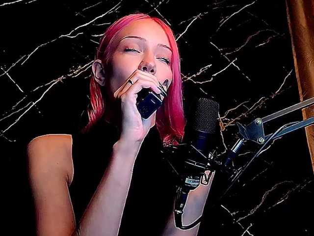 Molodaya live cam on BongaCams