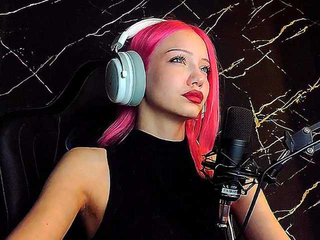 Molodaya live cam on BongaCams