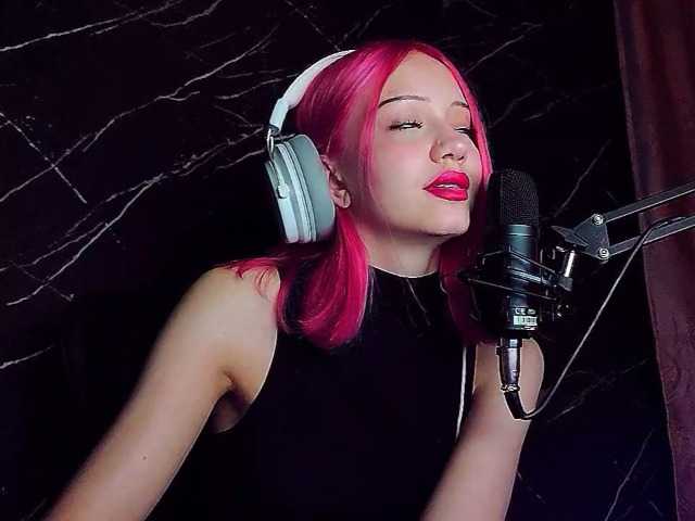 Molodaya live cam on BongaCams