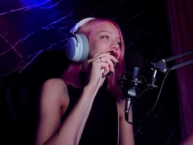 Molodaya live cam on BongaCams