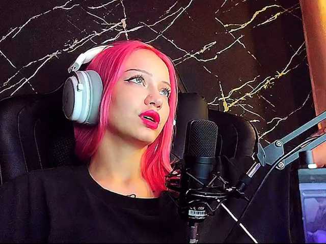 Molodaya live cam on BongaCams