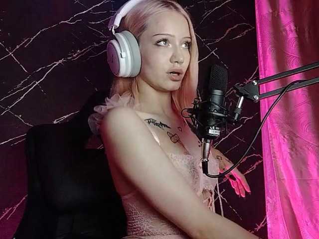 Molodaya live cam on BongaCams