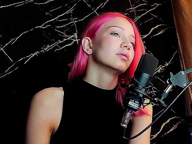 Molodaya live cam on BongaCams