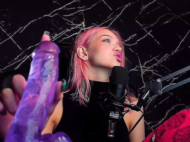 Molodaya live cam on BongaCams