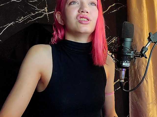Molodaya live cam on BongaCams