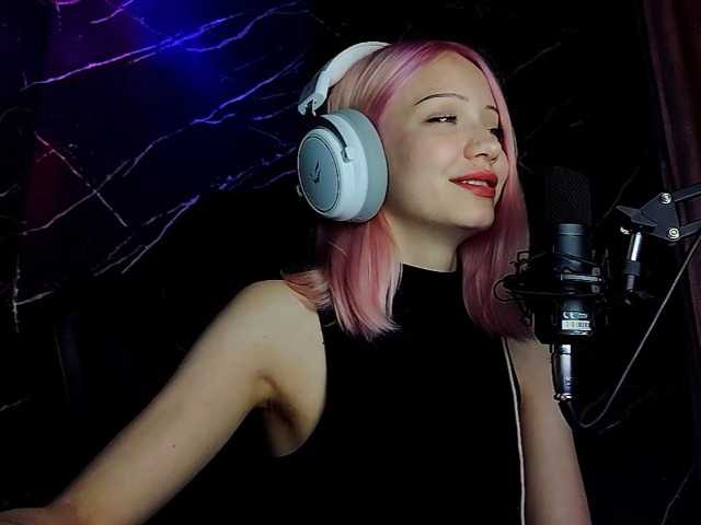 Molodaya live cam on BongaCams
