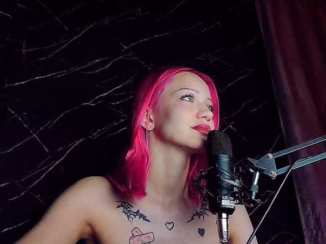 Molodaya live cam on BongaCams