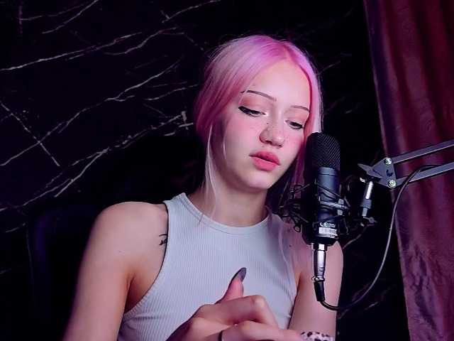 Molodaya live cam on BongaCams