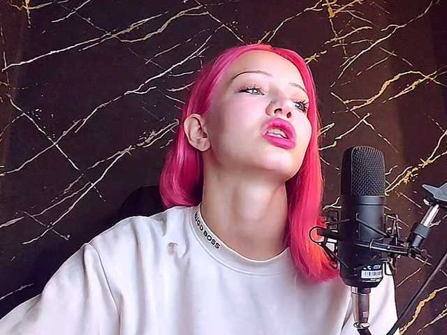Molodaya live cam on BongaCams