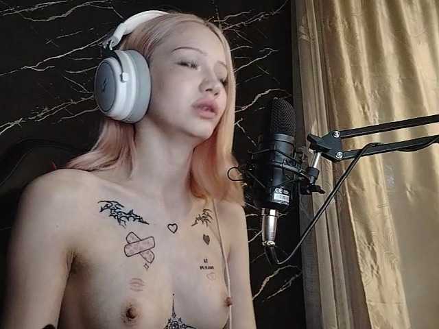 Molodaya live cam on BongaCams