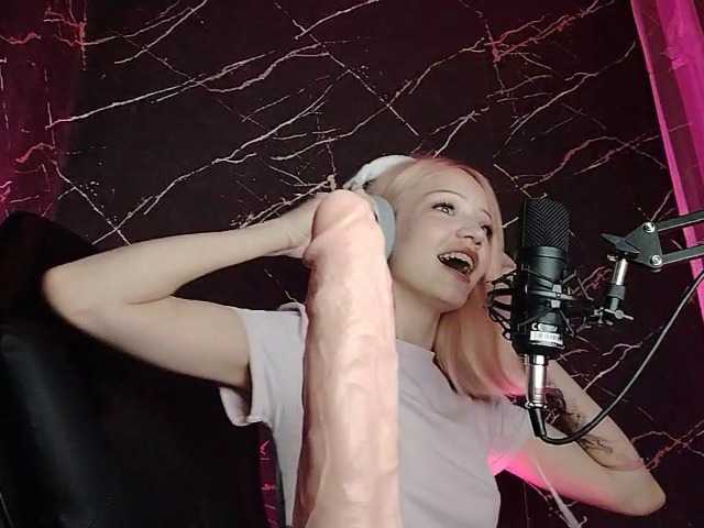 Molodaya live cam on BongaCams
