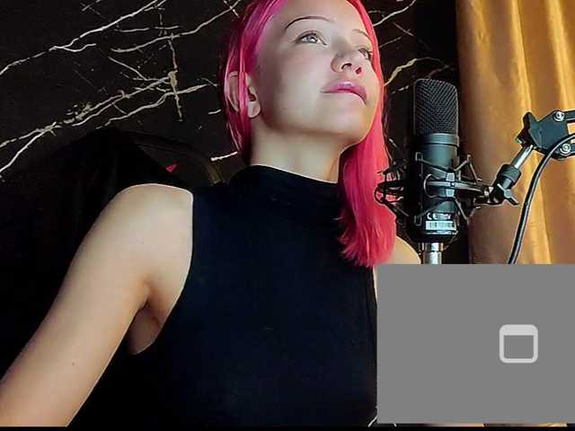 Molodaya live cam on BongaCams