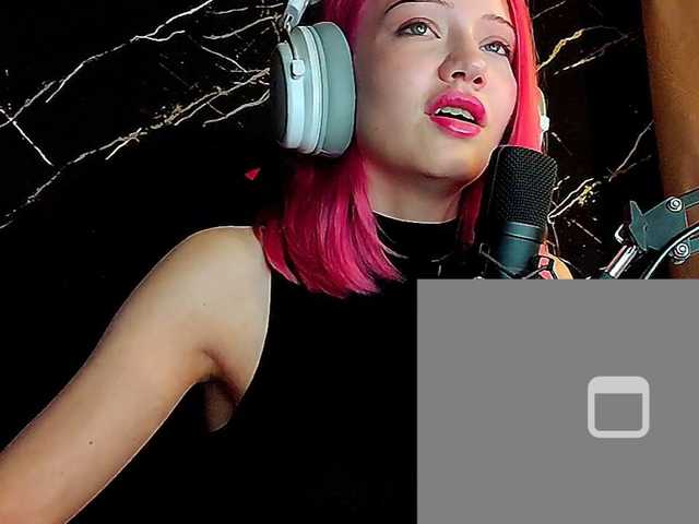 Molodaya live cam on BongaCams