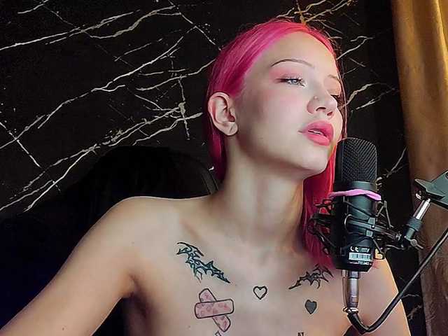 Molodaya live cam on BongaCams