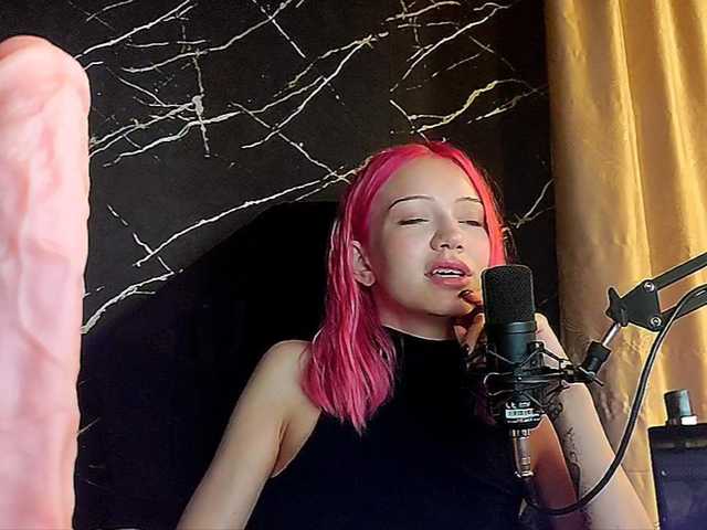 Molodaya live cam on BongaCams