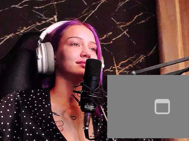 Molodaya live cam on BongaCams