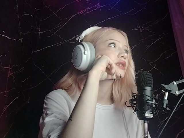 Molodaya live cam on BongaCams