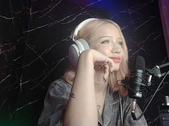 Molodaya live cam on BongaCams