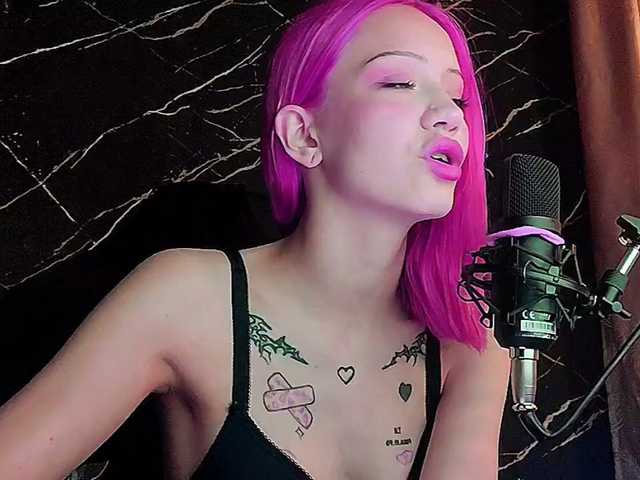 Molodaya live cam on BongaCams
