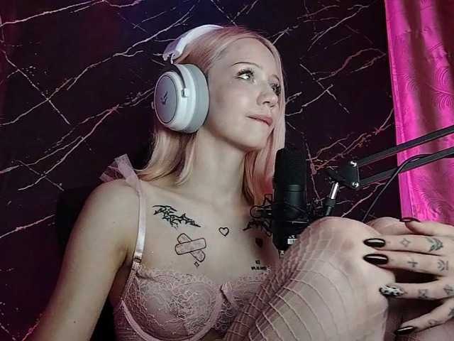 Molodaya live cam on BongaCams