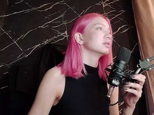 Molodaya live cam on BongaCams