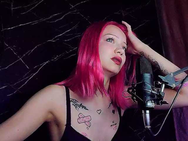 Molodaya live cam on BongaCams