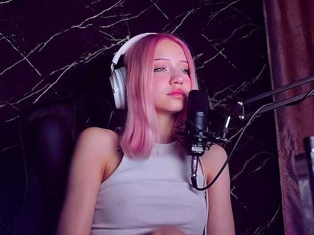 Molodaya live cam on BongaCams