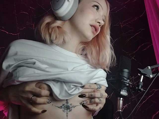 Molodaya live cam on BongaCams