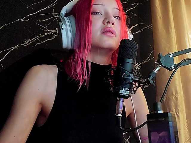 Molodaya live cam on BongaCams