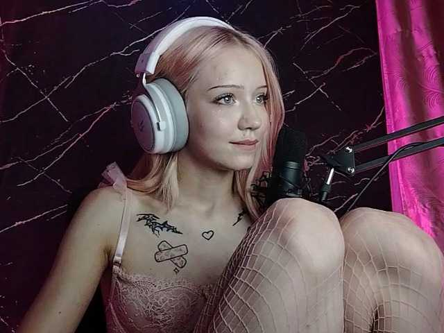 Molodaya live cam on BongaCams